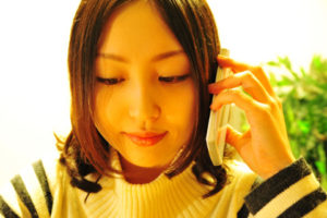 電話をする女性